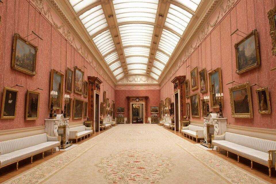 Buckingham Palace Entrance with Royal London Walking Tour