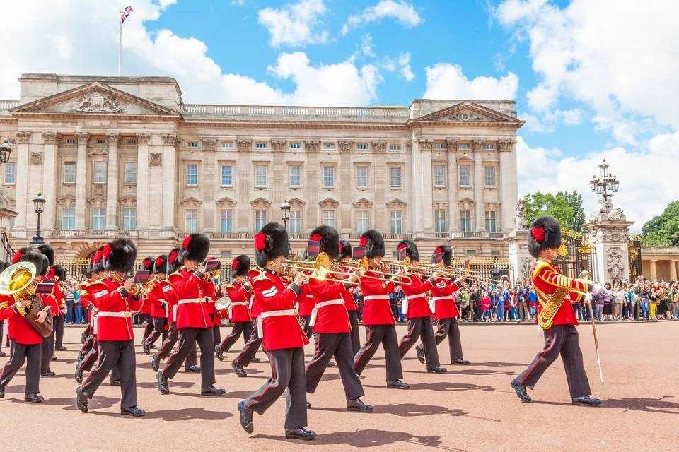 Royal London Tour with Buckingham Palace and Changing of the Guard with Free Snack Pack