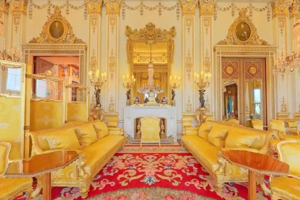 Buckingham Palace and Stonehenge Tour