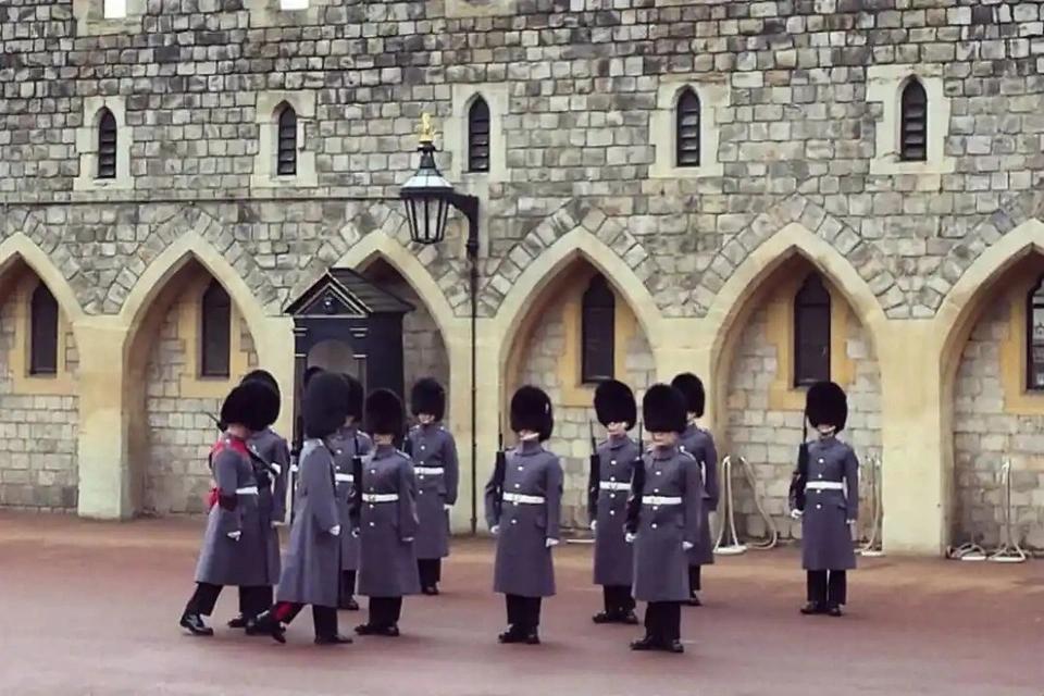 Buckingham Palace and Windsor Castle Tour