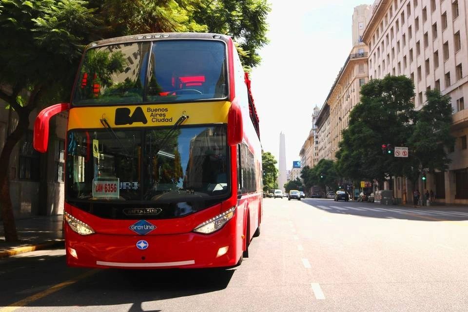Gray Line: Buenos Aires Hop-On, Hop-Off Bus Ticket with Brunch at El Gato Negro
