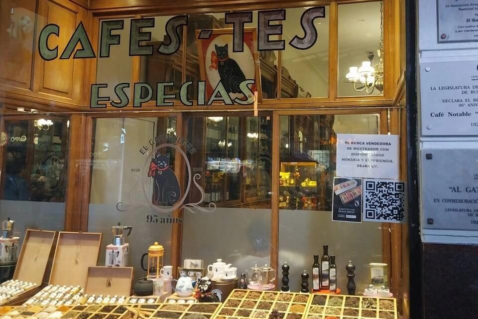 Gray Line: Buenos Aires Hop-On, Hop-Off Tour with Brunch at El Gato Negro