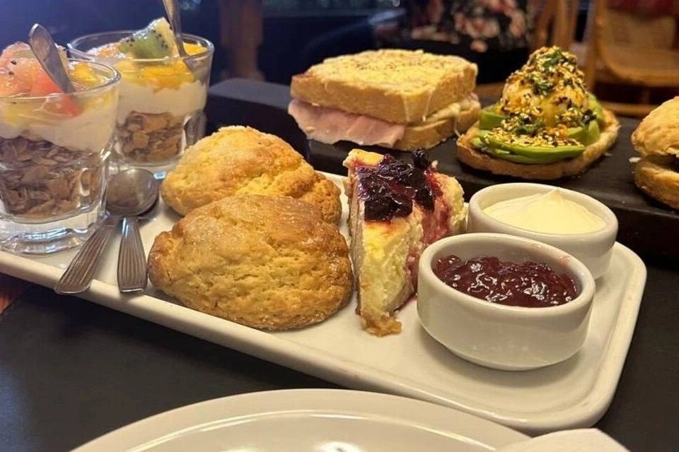 Gray Line: Buenos Aires Hop-On, Hop-Off Tour with Brunch at El Gato Negro