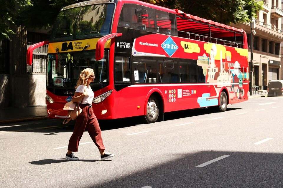 Gray Line: Buenos Aires Hop-On, Hop-Off Bus Ticket with Wine Tasting and Tapas