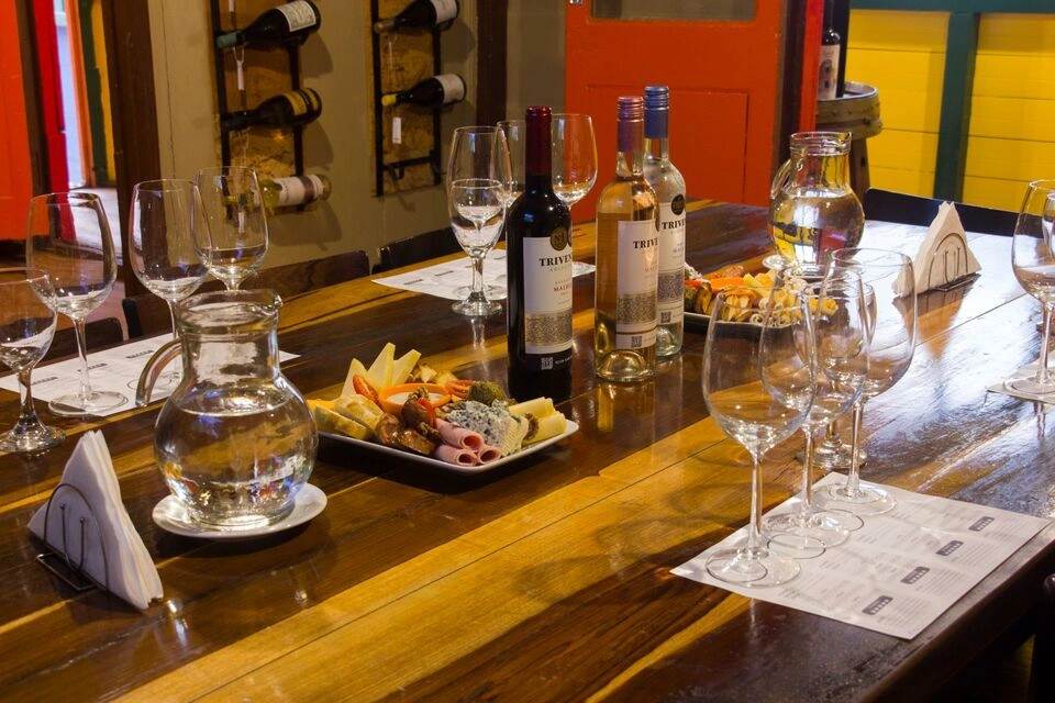 Gray Line: Buenos Aires Hop-On, Hop-Off with Wine Tasting and Tapas