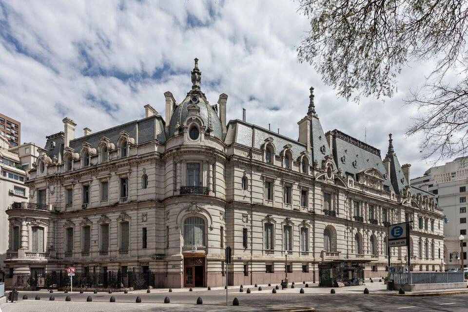 Gray Line: Buenos Aires Hop-On, Hop-Off Bus Ticket with Tea at the Paz Palace