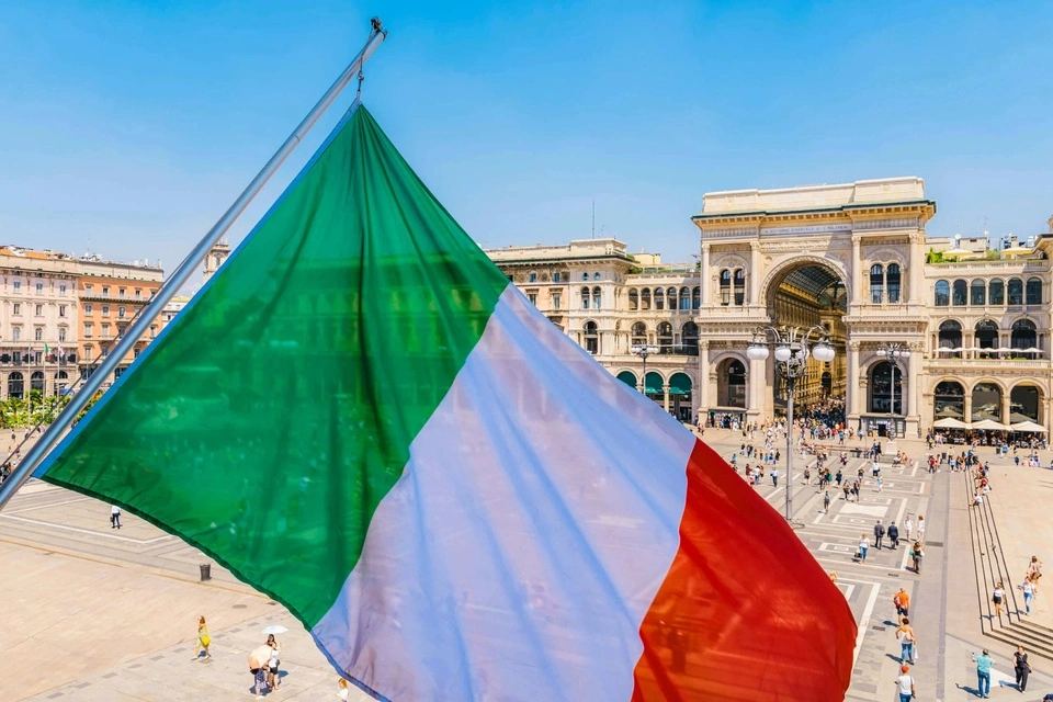 Milan City Walking Tour with Audioguide App