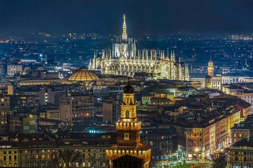 Milan City Walking Tour with Audioguide App
