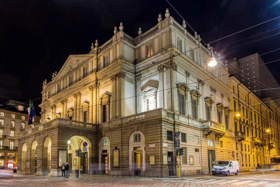 Milan City Walking Tour with Audioguide App
