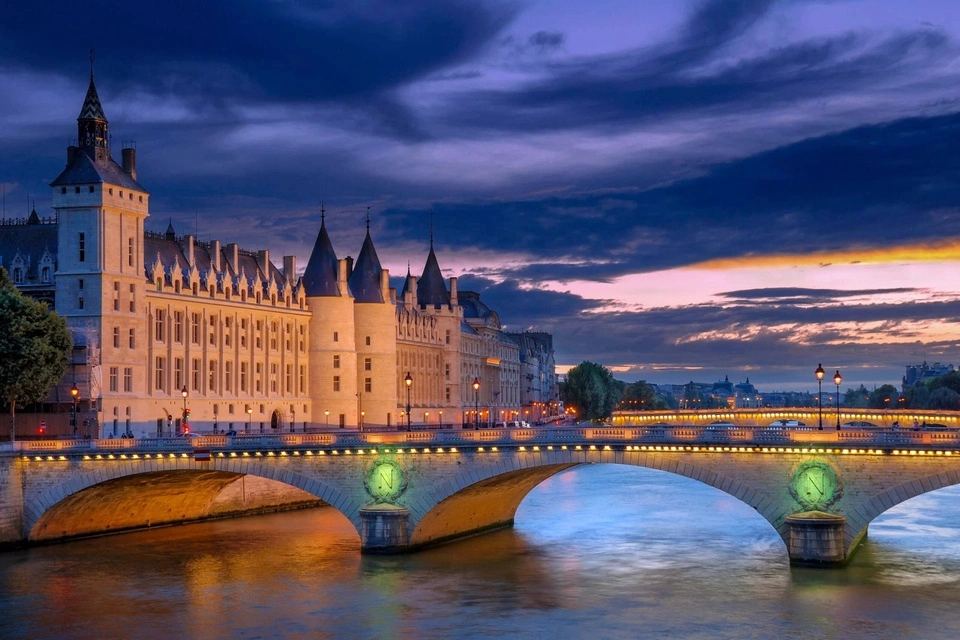 Paris Big City Tour with Audioguide App