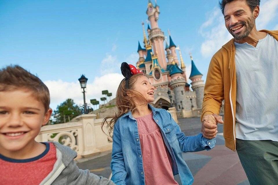 Disneyland Paris 1 Day-1 Park Ticket with Transportation