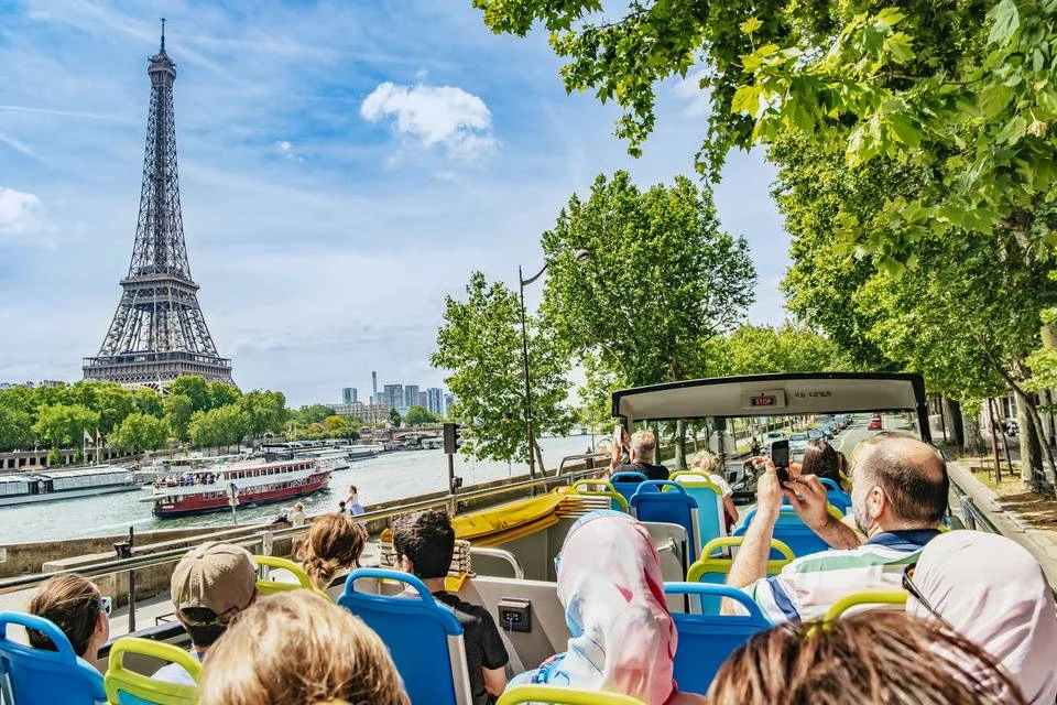 Guided Tour of the Louvre Museum (Reserved Access) with Hop-On, Hop-Off 1-Day Ticket
