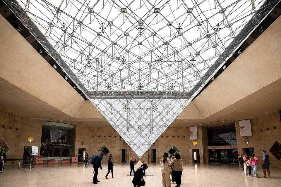Guided Tour of the Louvre Museum (Reserved Access) with Hop-On, Hop-Off 1-Day Ticket