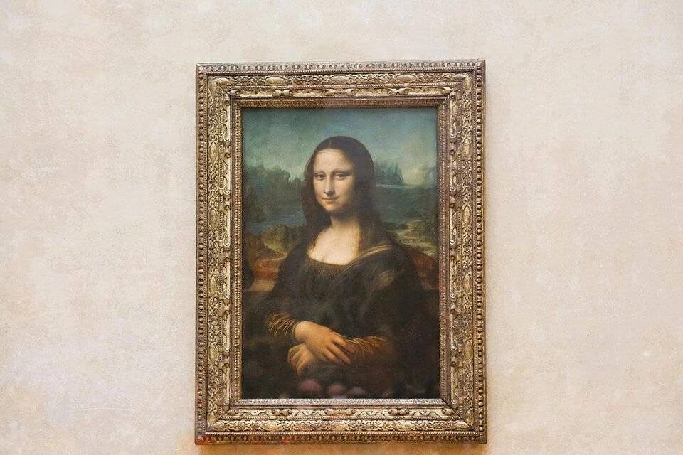 Guided Tour of the Louvre Museum (Reserved Access) with Hop-On, Hop-Off 1-Day Ticket