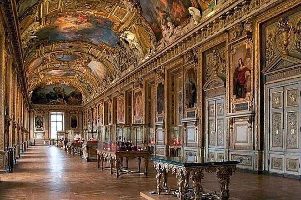 Guided Tour of the Louvre Museum (Reserved Access) with Hop-On, Hop-Off 1-Day Ticket