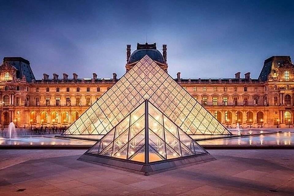 Guided Tour of the Louvre Museum (Reserved Access) with Hop-On, Hop-Off 1-Day Ticket