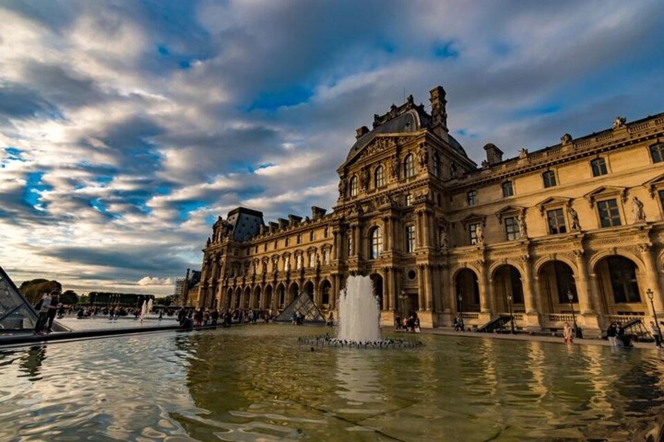 Guided Tour of the Louvre Museum (Reserved Access) with Seine River Cruise Ticket