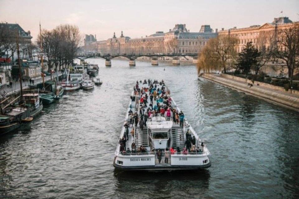 Guided Tour of the Louvre Museum (Reserved Access) with Seine River Cruise Ticket