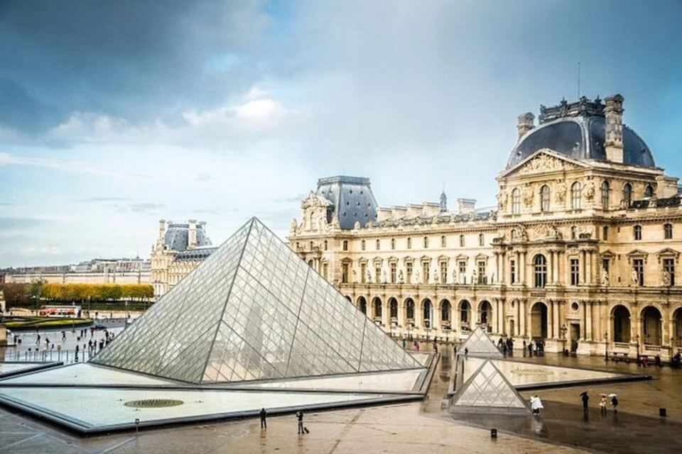 Guided Tour of the Louvre Museum (Reserved Access) with Seine River Cruise Ticket