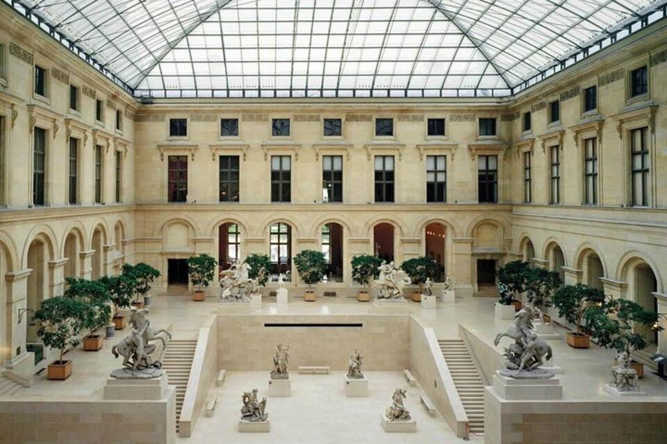 Guided Tour of the Louvre Museum (Reserved Access) with Seine River Cruise Ticket