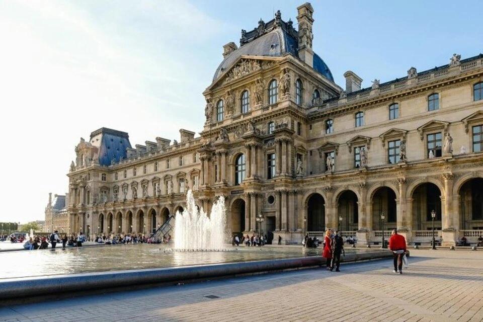 Louvre Museum Reserved Access with a Multilingual Host and Seine River Cruise Ticket