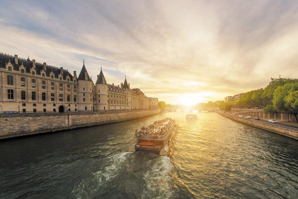 Louvre Museum Reserved Access with a Multilingual Host and Seine River Cruise Ticket
