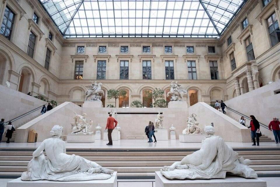 Louvre Museum Reserved Access with a Multilingual Host and Seine River Cruise Ticket