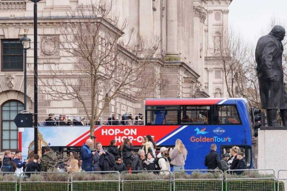 Golden Tours: London and Windsor Hop-On, Hop-Off Combo Ticket
