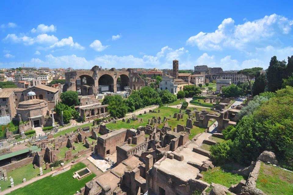 Gray Line Rome: Colosseum Escorted Entrance & One Run Open Bus Combo Pass