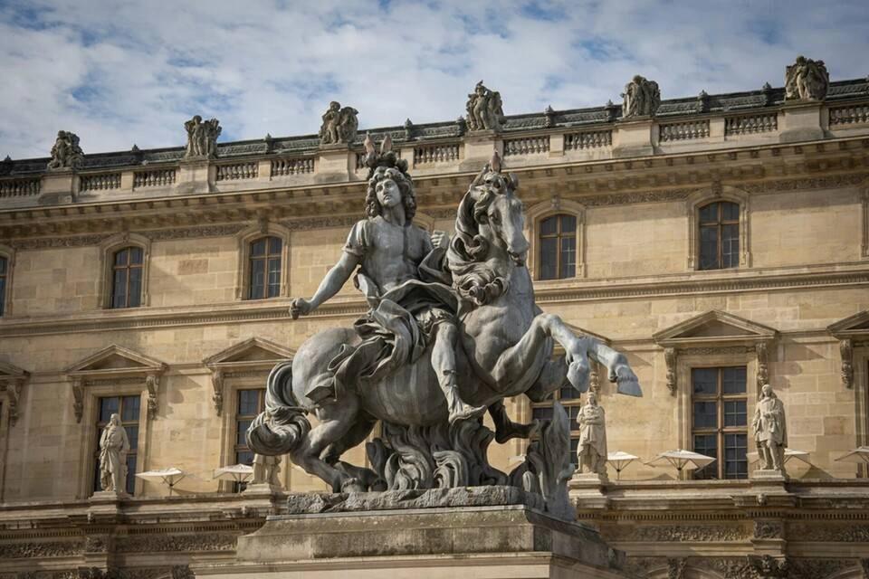 Louvre Museum: Exterior Tour with Skip-the-Line Ticket