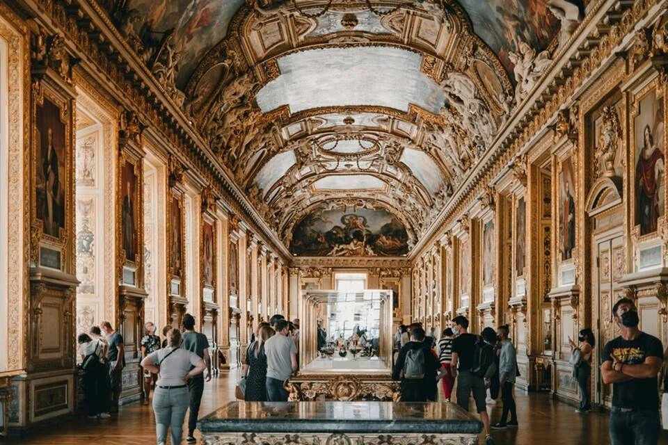 Louvre Museum: Exterior Tour with Skip-the-Line Ticket