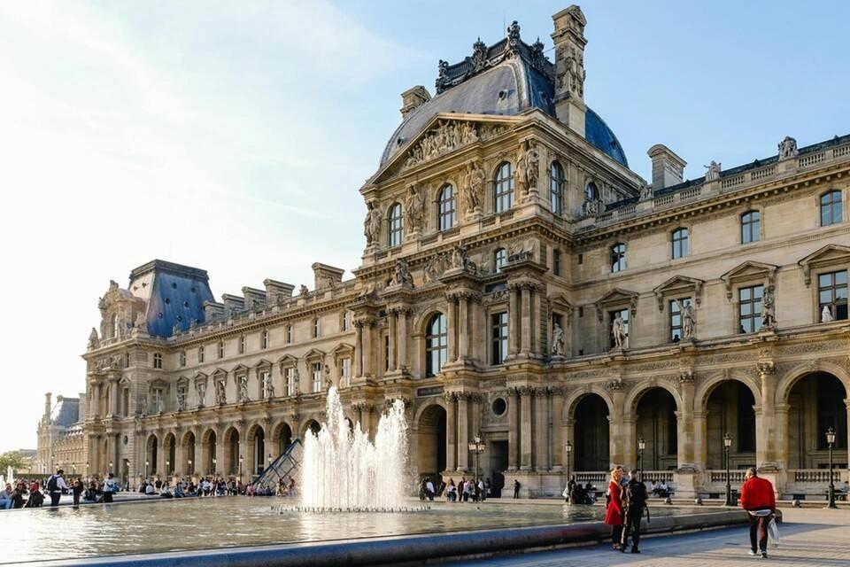 Louvre Museum: Exterior Tour with Skip-the-Line Ticket