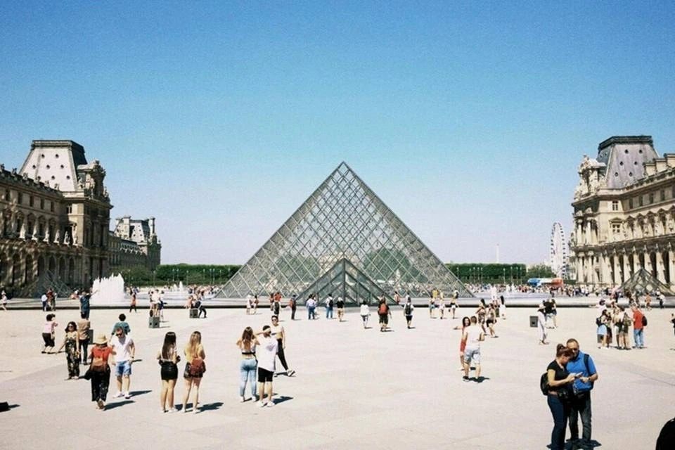 Louvre Museum: Exterior Tour with Skip-the-Line Ticket