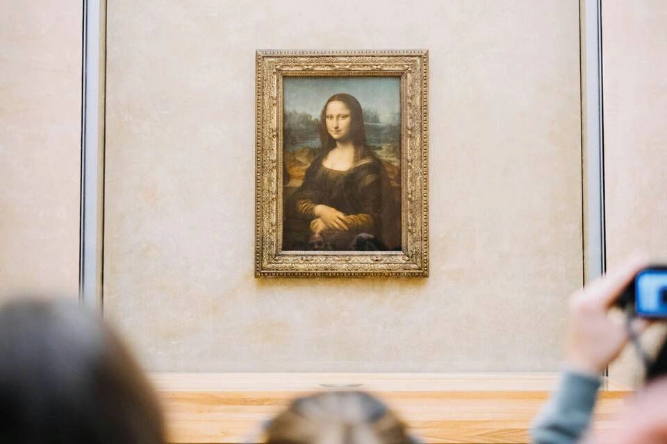 Louvre Museum: Exterior Tour with Skip-the-Line Ticket