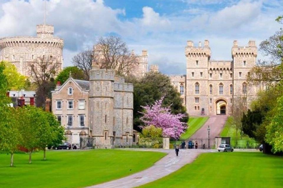 Windsor Castle, Oxford and Stonehenge Tour