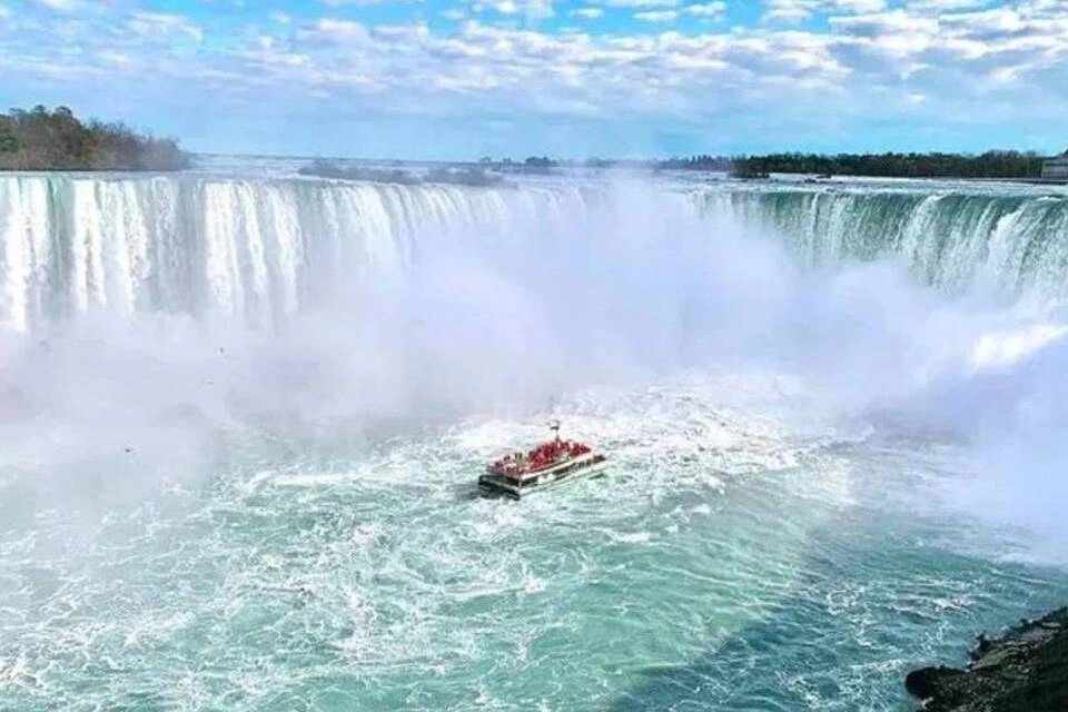 Niagara Falls Walking Tour with Boat Cruise