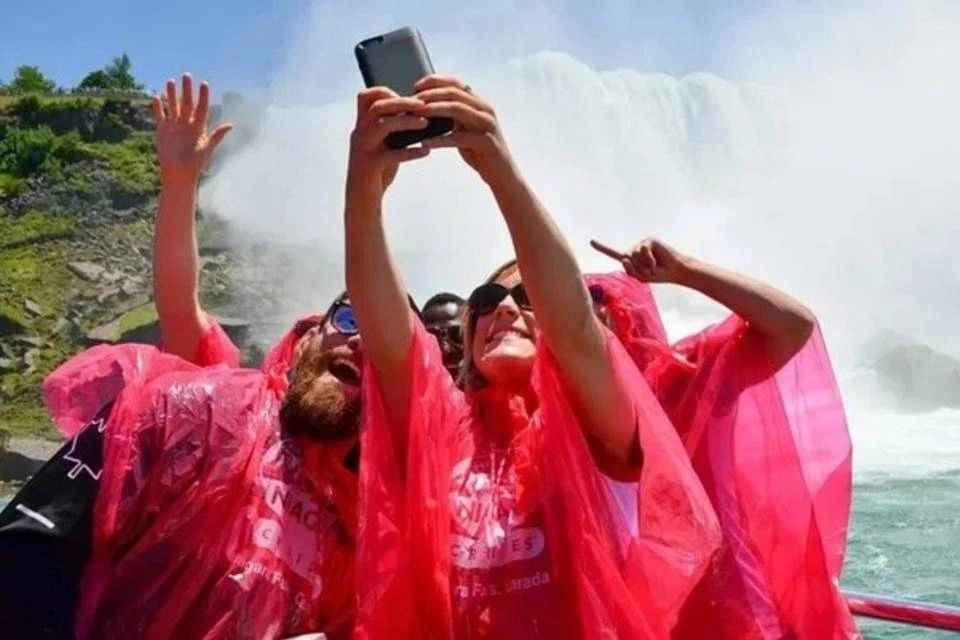 Niagara Falls Walking Tour with Boat Cruise