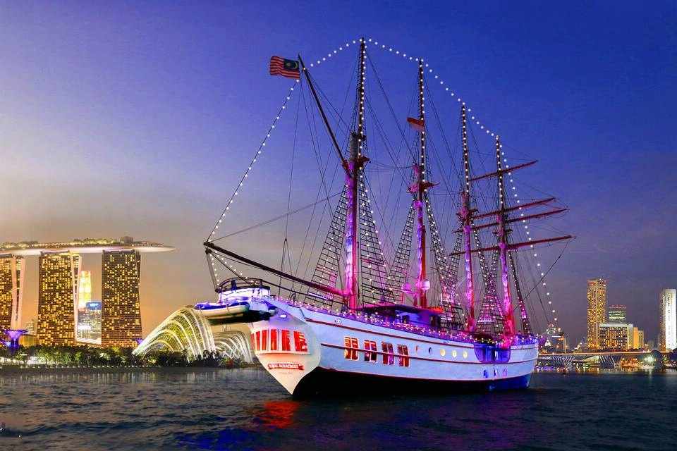 City Lights Dinner Cruise + Free Flow Wine & Beer