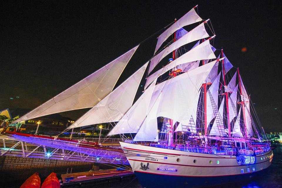 City Lights Dinner Cruise + Free Flow Wine & Beer