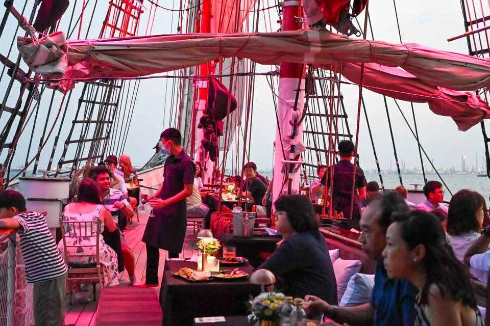 City Lights Dinner Cruise + Free Flow Wine & Beer