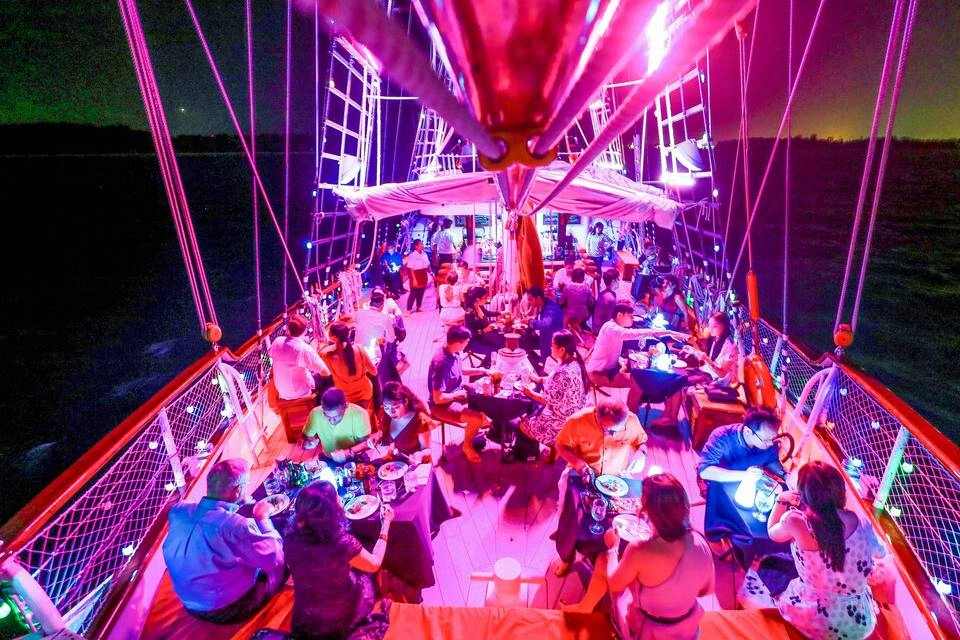 City Lights Dinner Cruise + Free Flow Wine & Beer