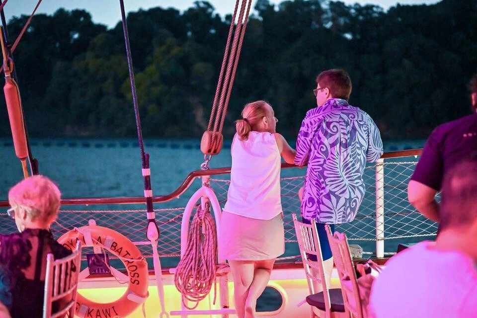 City Lights Dinner Cruise + Free Flow Wine & Beer