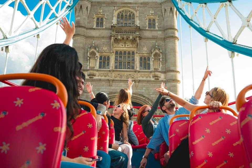 Uber Boat by Thames Clippers: London 360 Return Boat Trip & City Sightseeing Hop-On, Hop-Off 1-Day Bus PASS