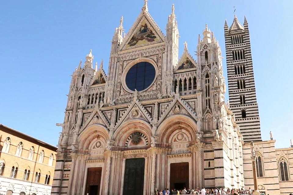 Siena, Gimignano and Pisa: Round Trip by Bus from Florence with Tour Escort on Board