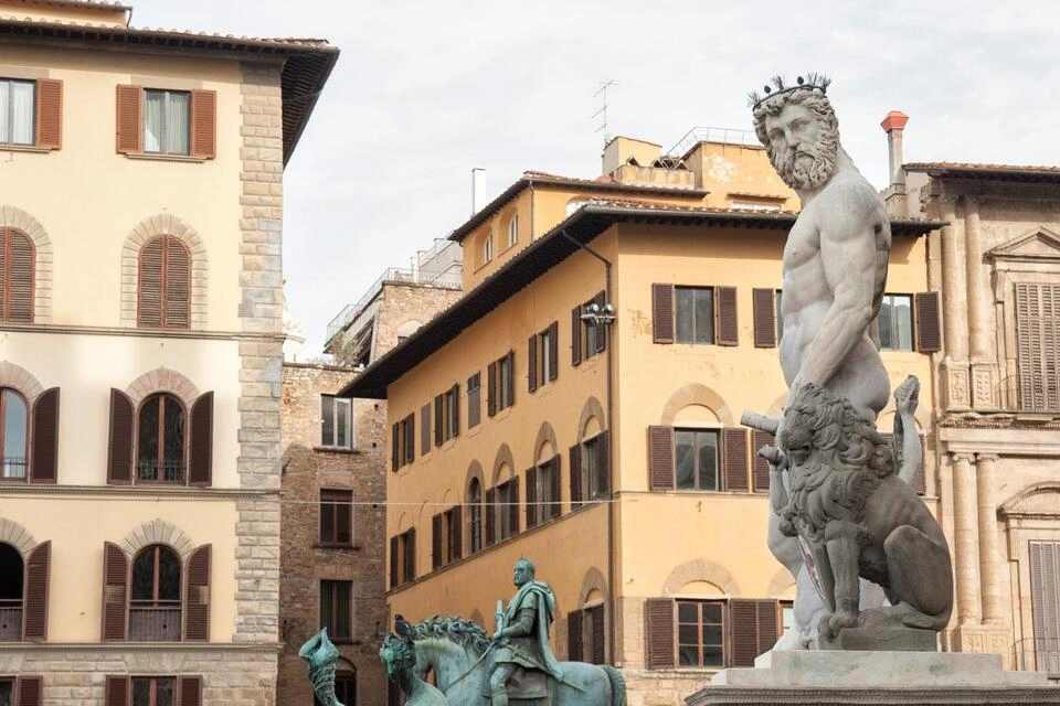 Florence Guided Walking Tour & Uffizi Ticket with Mobile-Guided Tour