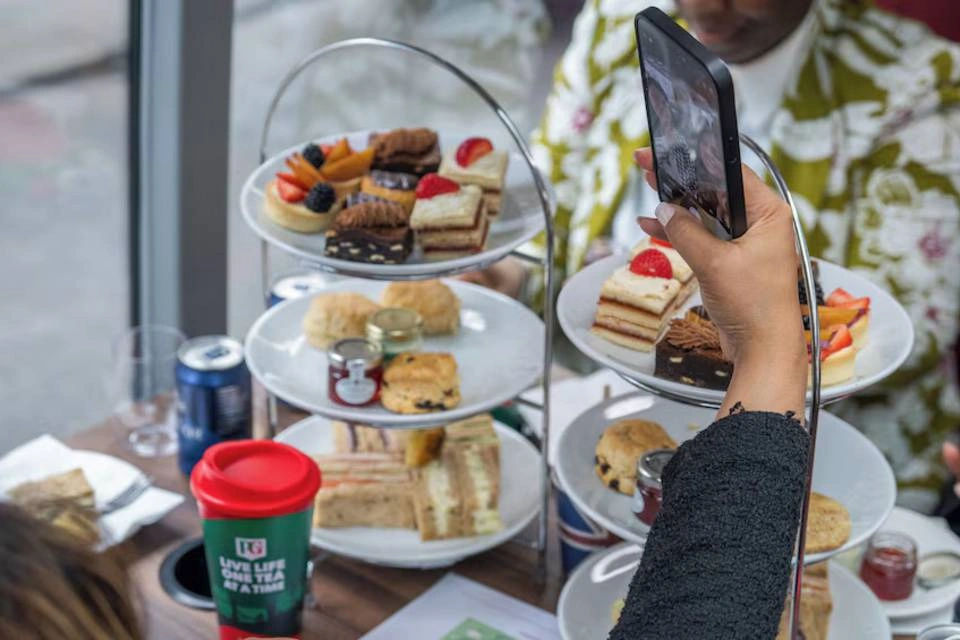 Afternoon Tea Sightseeing Tour with PG Tips and London Eye Entrance
