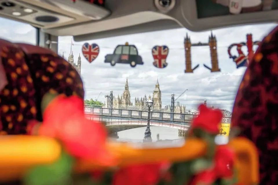 Afternoon Tea Sightseeing Tour with PG Tips and London Eye Entrance