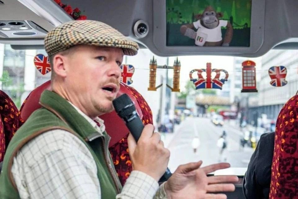 Afternoon Tea Sightseeing Tour with PG Tips and London Eye Entrance