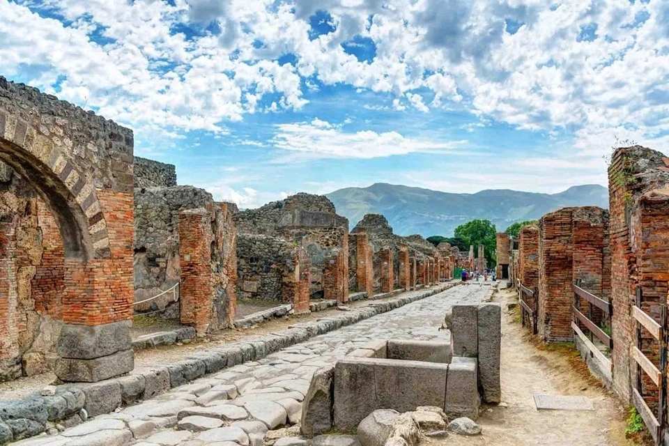Pompeii and Naples Tour with Street Food Tasting