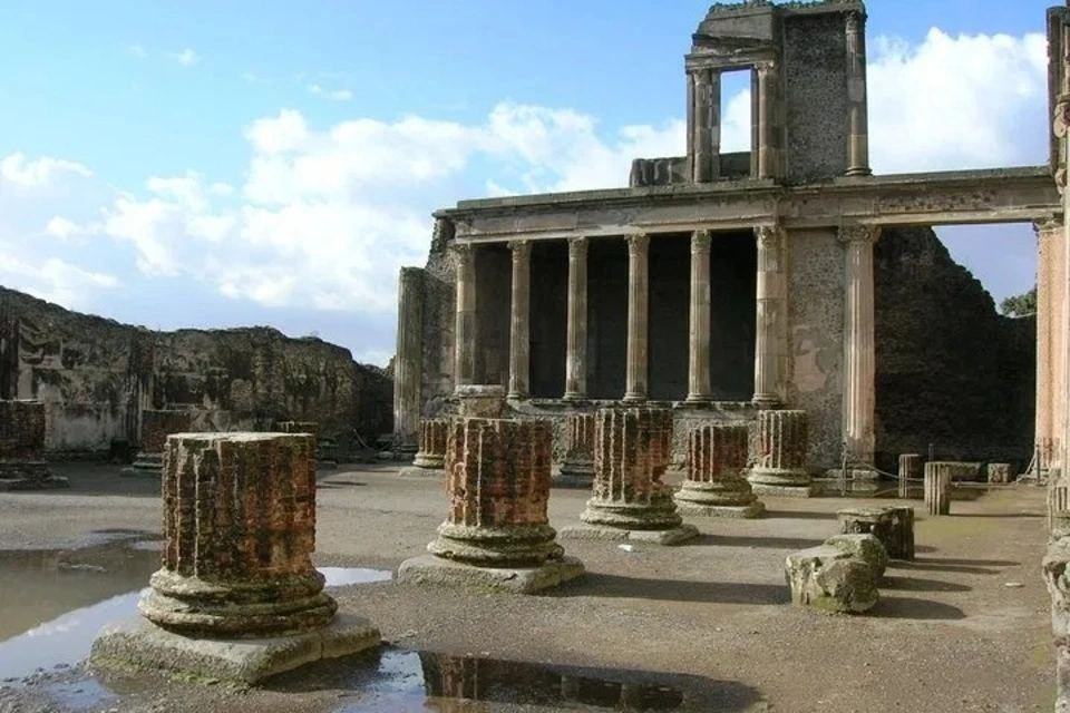 Pompeii and Naples Tour with Street Food Tasting